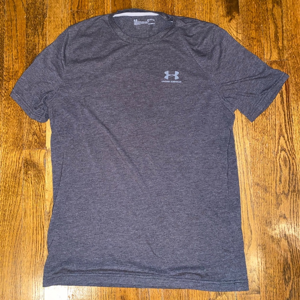 EUC Mens gray under armour loose fit tee-small
